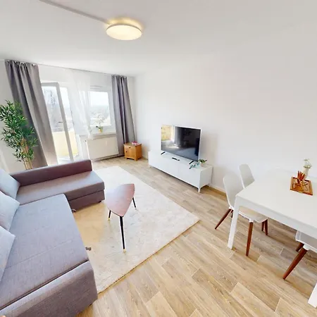 Hier Ist Platz Fuer Vier, Nur 200m Bis Zur Haltestelle Der Linie 5, Wlan *